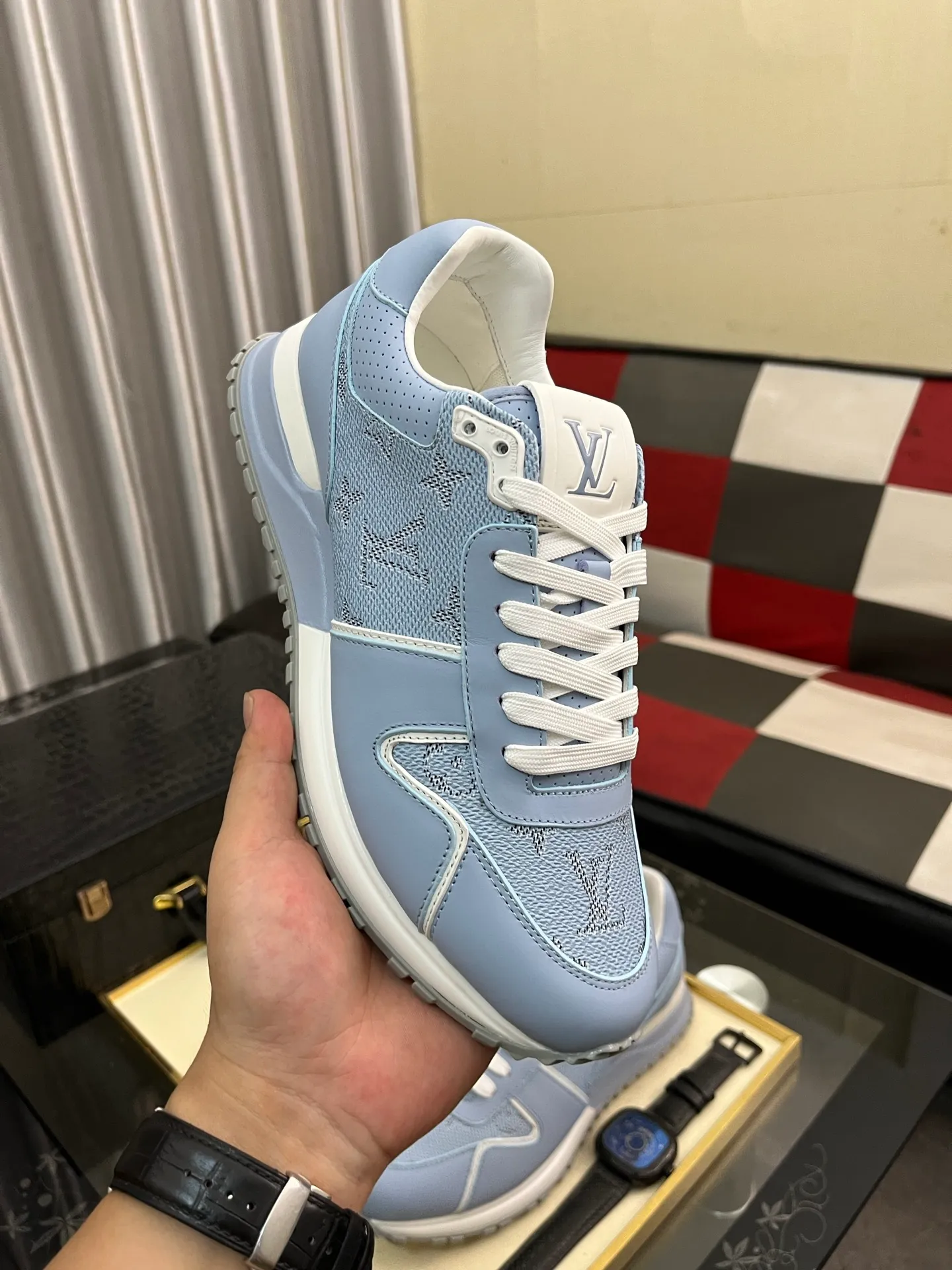 Men's men's shoes 💰760⌚️⌚️Breaking hot 🆕🆕🆕𝙇𝙑 Top version: LV TARINE Louis Vuitton Donkey Brand L Home Casual Sports Shoes Skateboard Shoes Original Purchase Development Production This LV Trainer sneaker draws inspiration from retro basketball shoes, with a mixed technical material upper and handwritten Louis Vuitton logo on the side to highlight its eye-catching style. Rubber outsole with upgraded grip, exquisite packaging at the delivery counter 🛍📦 ▪️Fabrics: Original customized imported first-layer cowhide ▪️Inner lining: Original customized breathable mesh ▪️Outsole: Original molded TPU combination outsole ▪️Sole thickness: 3CM ▪️Size: Male 38-46 (customized at 45.46)